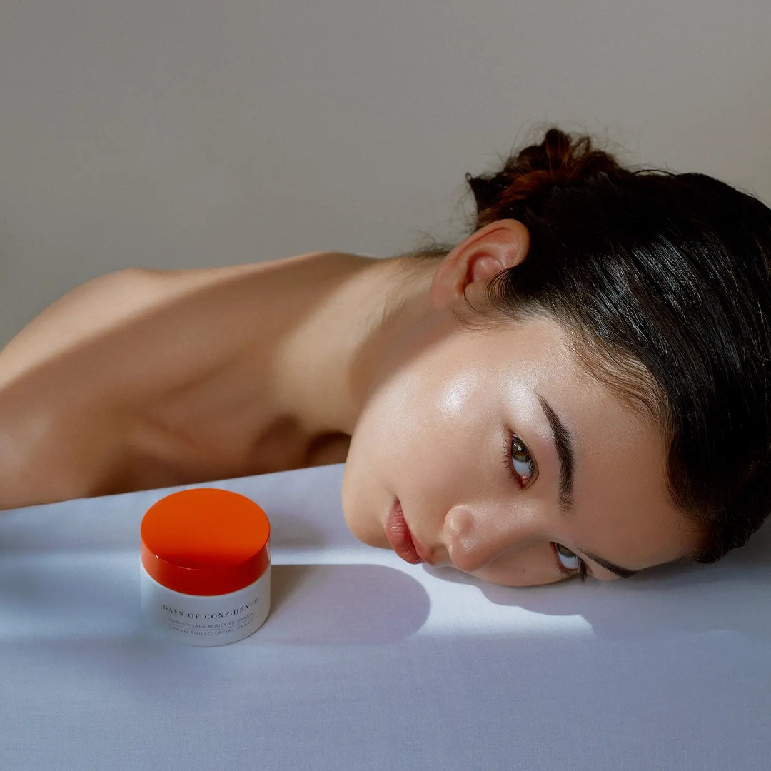 coréenne française visage fille peau blanche reposée sur une table avec complément alimentaire Immunité blanc et rouge days of confidence