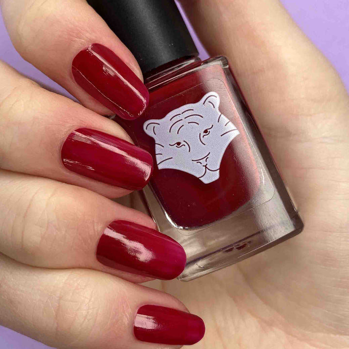 vernis rouge bordeaux appliqué sur les ongles